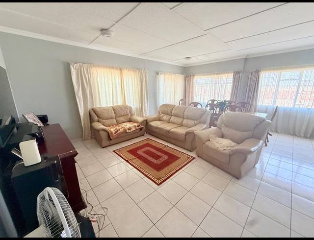 3 BEDROOM HOUSE FOR SALE IN VANDERBIJLPARK CW 5